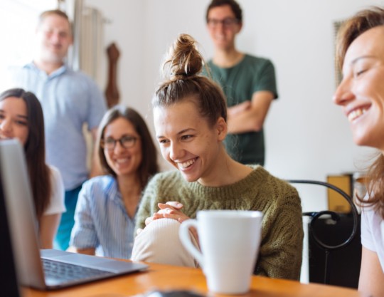 Rendre les gens heureux avec l'anglais - Article de blog - ÉLYSÉES LANGUES